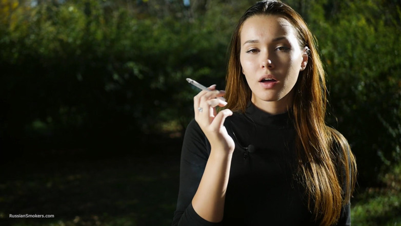 Russian Smokers: Förförisk rysk skönhet rökning cigarett utomhus vibbar