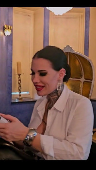 Miss Alessa milano gioca e si si affaccia