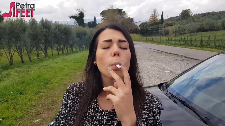 Smokin Fetish: În aer liber fumând trabuc de la o brunetă sexy