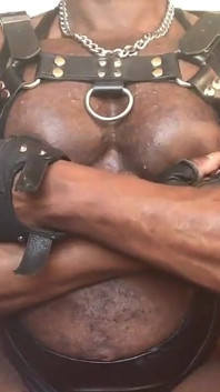 Preto maduro musculoso cinto de couro látex singlet tit play