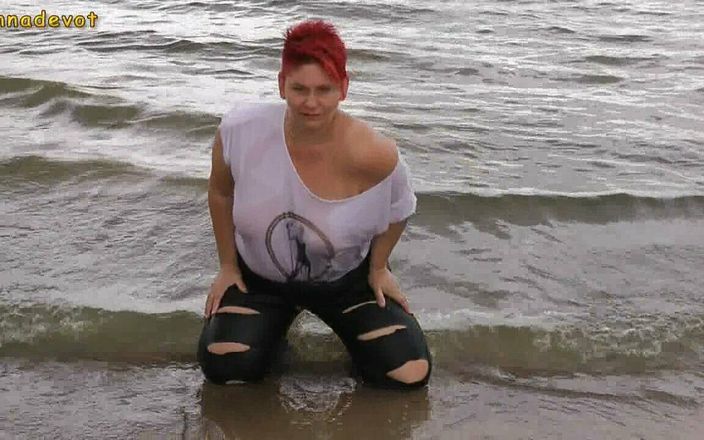 Anna Devot and Friends: Annadevot - con jeans rasgados en el lago