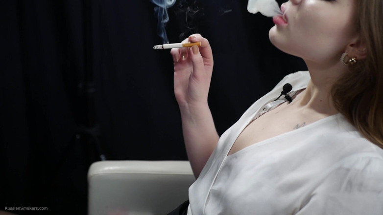 Russian Smokers: Російська блондинка курить у білій блузці
