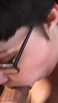 Gepiercte brünette mit dicken titten lutscht seinen schwanz in pOV