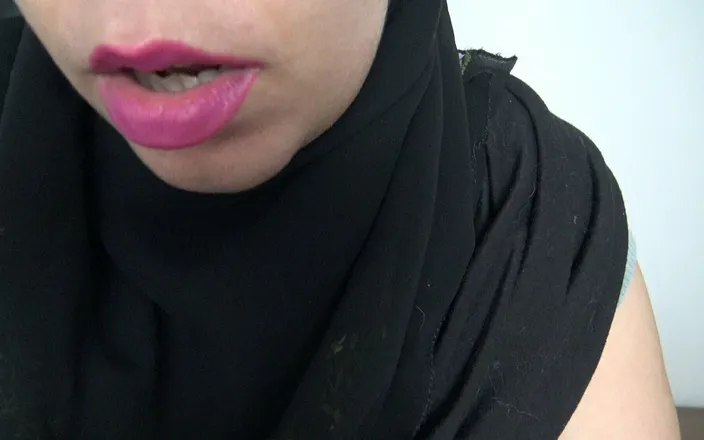 Souzan Halabi: Egyptská arabská muslimka s velkými prsy.