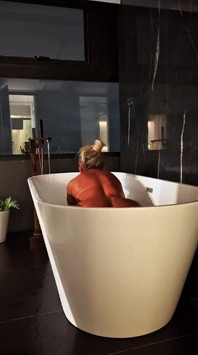 Crown voulant lui donner sa chatte dans la fourrure