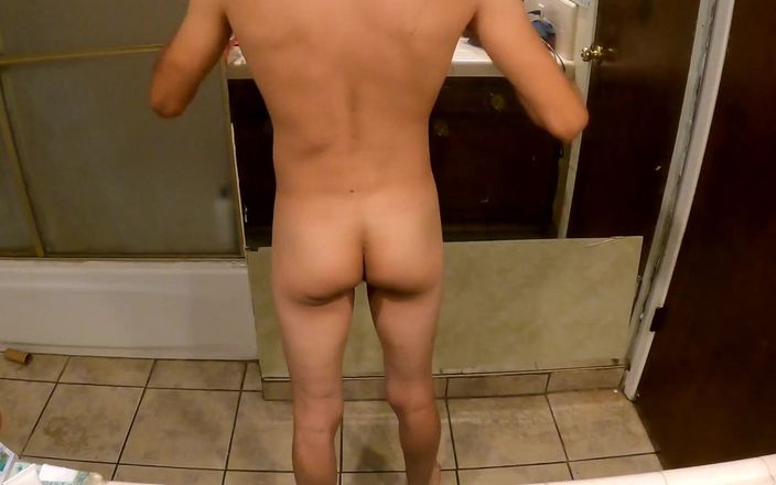 Z twink: 20 nahý chlap se protahuje v zrcadle