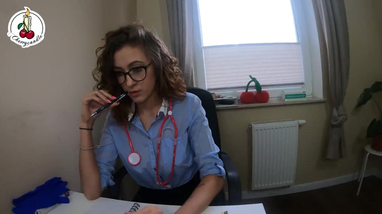 Cherrycandle: Je suis allé donner mon sperme et l’infirmière m’a aidé