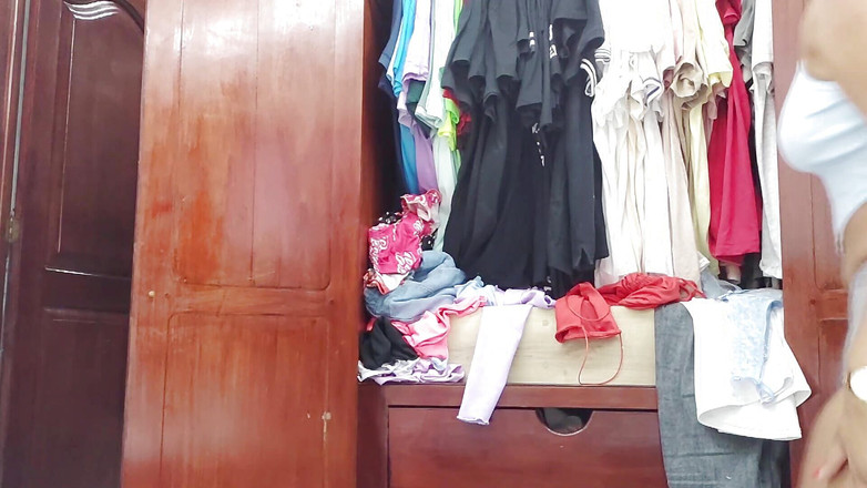 Katrina4deluxe: Služka s velkým zadkem předvádí své křivky