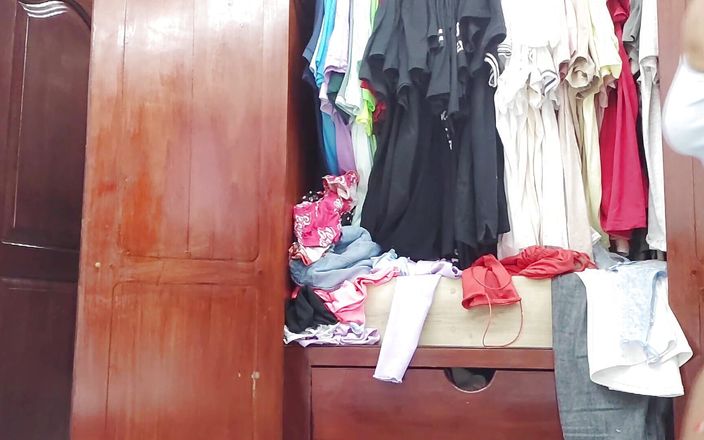 Katrina4deluxe: O servitoare cu curul mare își arată curbele