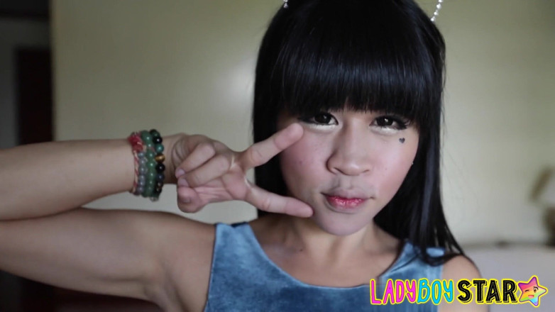 Ladyboy Star: Ladyboystar - ellerimi minyon ateşli siyah saçlı cosplay seven ladyboy'a sokuyorum