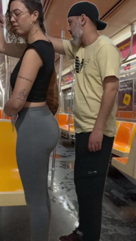 Studentflicka får sperma på New Yorks tunnelbanetåg.