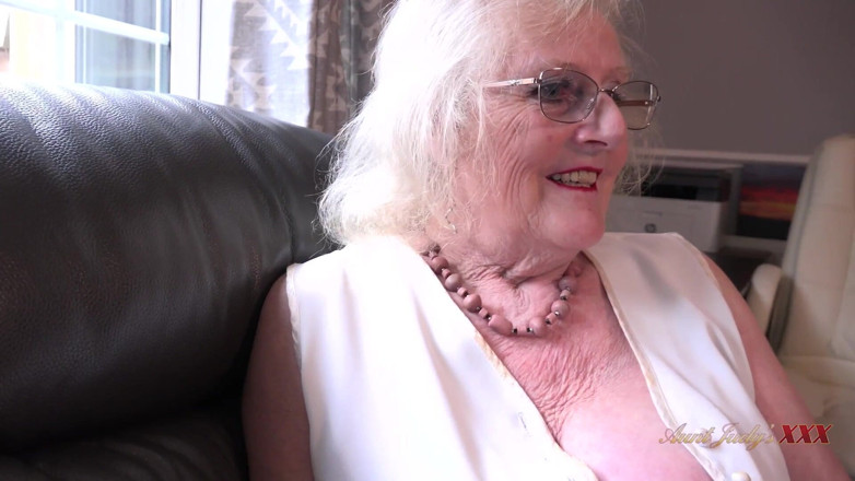 Aunt Judy's XXX: AuntjudysXXX - la tua terapista del sesso maturo signora Claire aiuta...