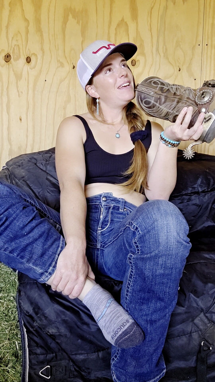 NaughtyRedFarmgirl: Roșcata își expune picioarele și corpul gol mirosind cizme șosete și picioare