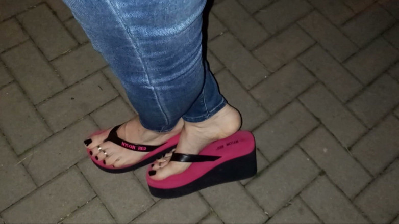 Heelex: Crossdresser Dalam Sexy Flops Walks The Street