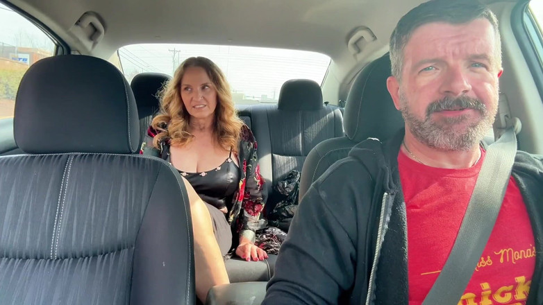 Molly McSquirts: Uber driver mi scopa nel mio strada