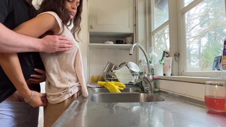 LoveAndRopes: Isteri miang dikongkek di dapur semasa melakukan pinggan
