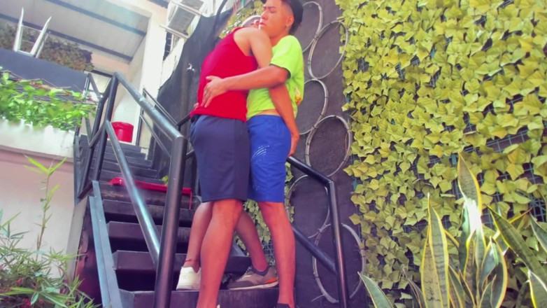 Tomas Styl: Pasangan gay melancap di tangga secara rahsia