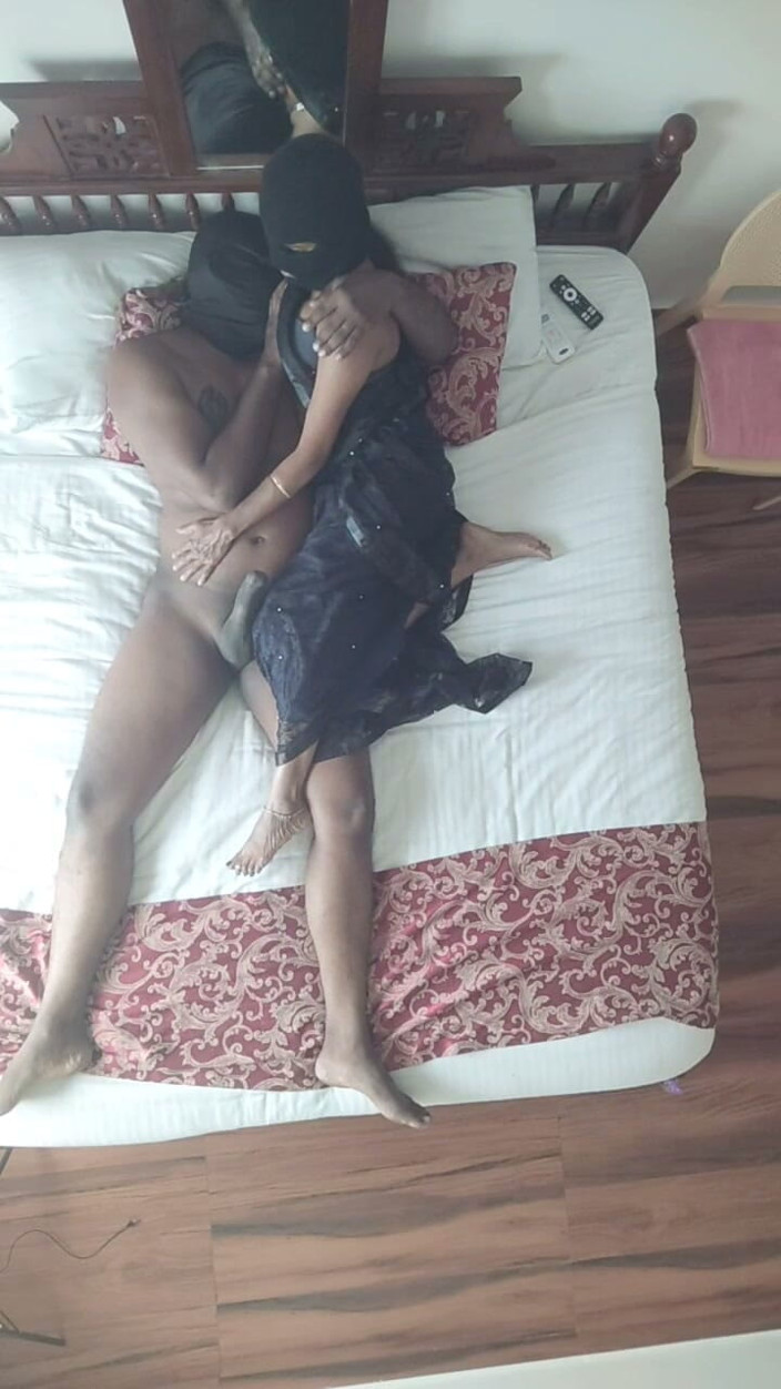 Tamilnaduu: Tamil Housewife Sucking Deep Throats with Husband Friend