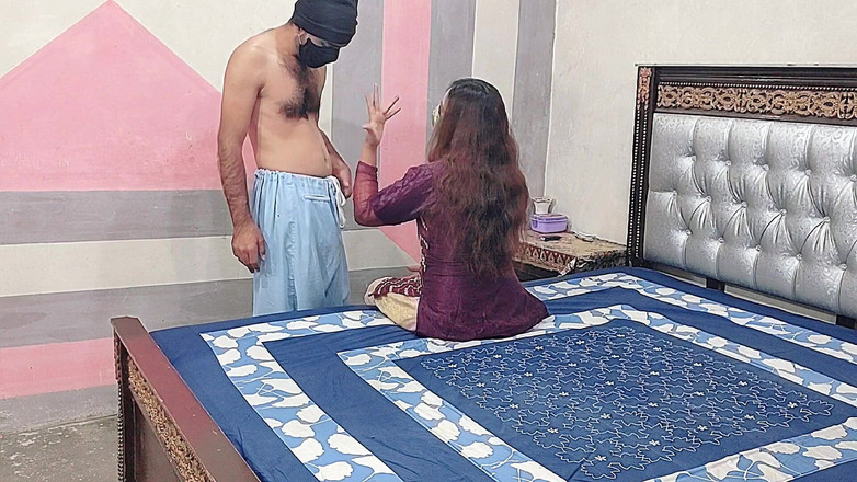 Pakistani CoupleX: 哥正在打扫房间，继兄婊子让她成为新女仆并离开了她，印度德西哥后入式肛交最好