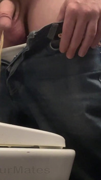 Amatorski prosty chłopak w dżinsowych szortach z dużymi wiszącymi kulkami złapany sikanie hands free
