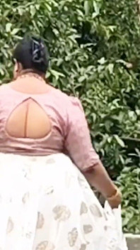 Mollig meisje in witte rokken en roze om helemaal naakt te worden en naakt buitenshuis te lopen