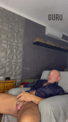 Mr. Guru: 家でソロオニー このシャツ好き