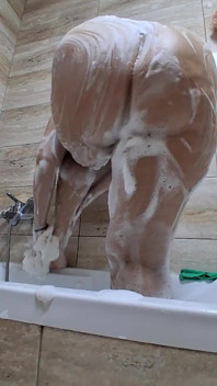 Une femme mariée à gros cul prend une douche