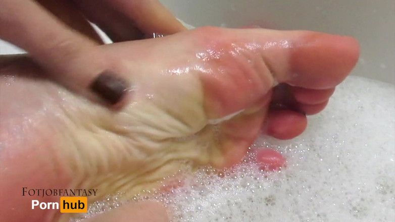 The Bitch Mistress: 물에서 놀고 있는 부드러운 다리와 음탕한 발