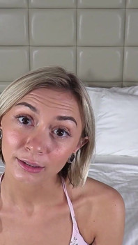 Studente Chloe gebruikt poesje om af te studeren