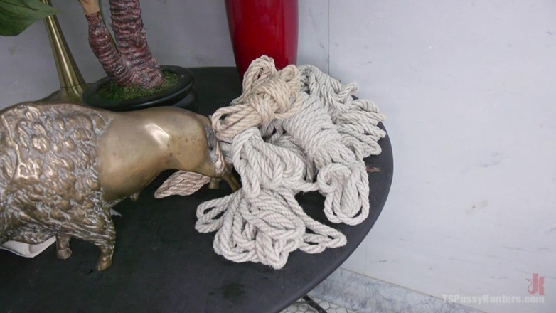 Kink TS: Elegante weiße party wird zu einem bondage-fickfest im badezimmer