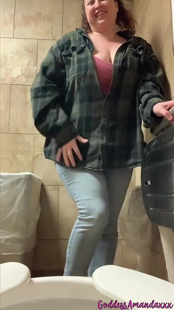 Curvy Brunette Going to the Toilet Four Times (Goddess Amandaxxx) Curvy Brunette Going to the Toilet Four Times (Goddess Amandaxxx)