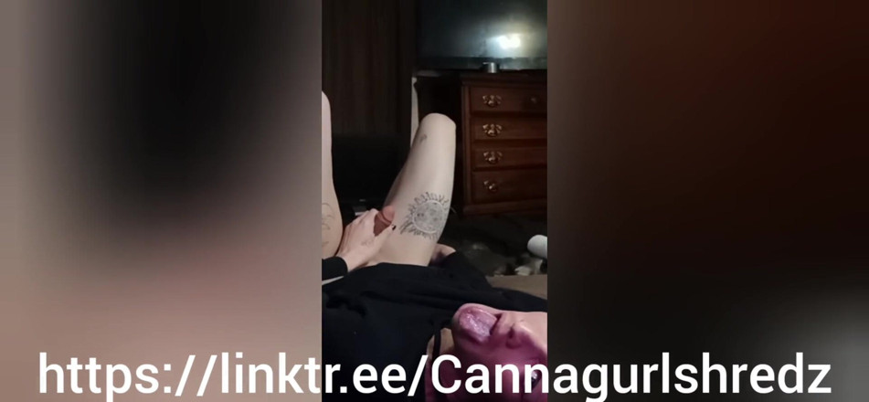 Cannagurlshredz: Lecco il mio clitoride con un grosso giocattolo nel profondo...