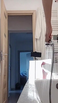 Sexy manželka si holí chlupy na kundičce