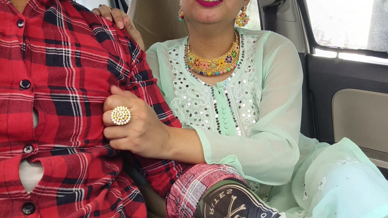 Hornycouple149: Hintli güzel kadın arabada ilk kez sikiliyor