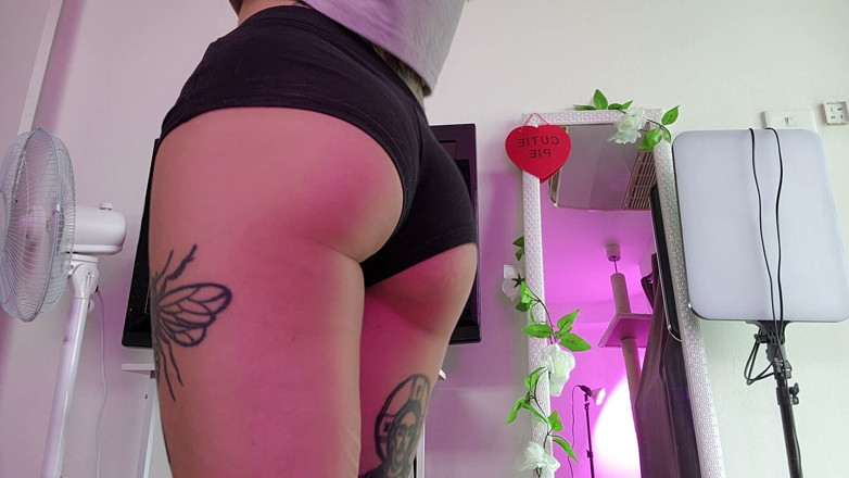 TattoedGirl666: Dar Şortlu Sulu Popo
