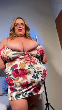 Großer latina-engel bBW ruft eine sklavin an, um ihren arsch zu kommen und zu ficken