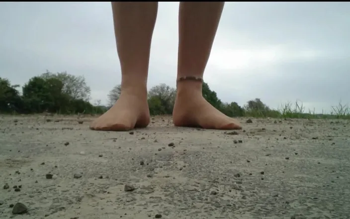 Carmen_Nylonjunge: Nylon Foot Strawberry Crushed, Crushing Outdoor