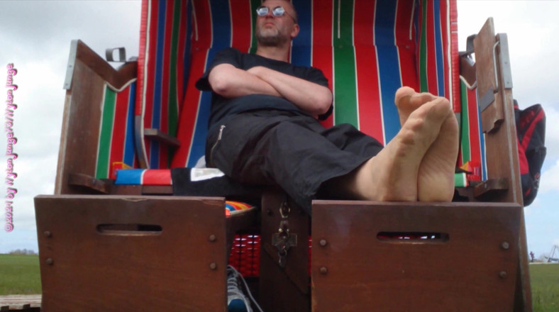 Carmen_Nylonjunge: Instantâneo dos meus pés de nylon na praia 2 - Vacation Wangerland -