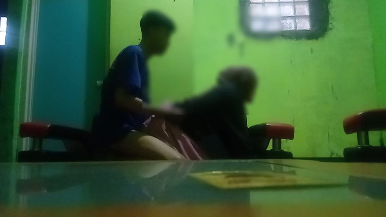 Famly sex: Я почти узнала, когда трахнула киску своего сводного брата в гостиной