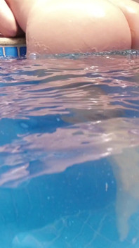 Isteri berbogel di kolam!!