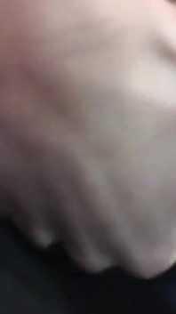 两个喜欢越轨的淫荡荡妇在车里吮吸坚硬的鸡巴