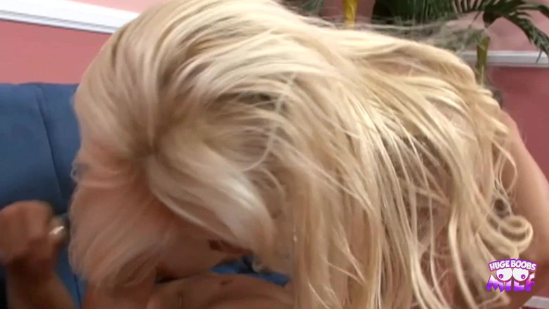 Huge Boobs MILF: 大きな胸を持つ金髪のビッチが暇を得て、見知らぬ男とセックスする