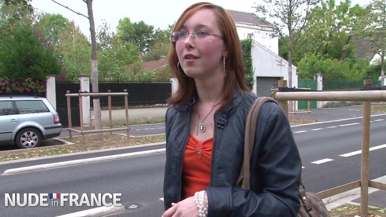 La France a Poil: Ganska ung och liten tuttad readhead slampa slog och sodomiserad...