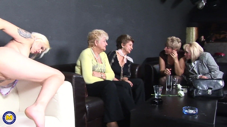 Mature NL: Збуджений лесбійський секс у клубі