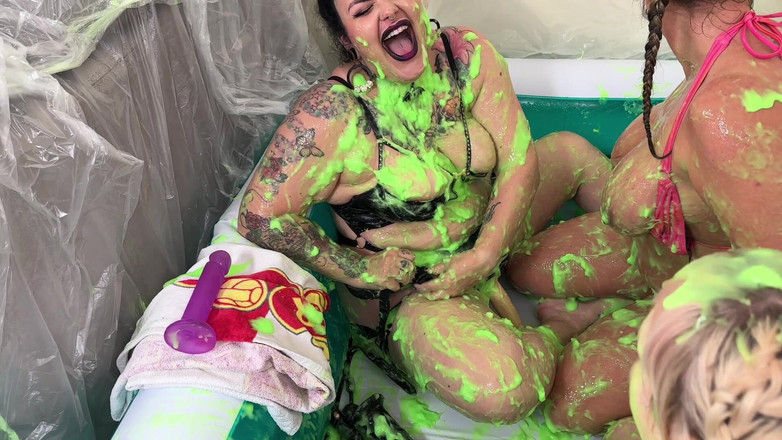 Maisie Lewis: Subs Maisie Lewis &amp; Kitty Get Gunged &amp; Grind od Devil