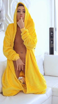 Empera dễ thương nhún nhảy thích cosplay các nhân vật khác nhau và cô ấy đã chọn Pikachu lần này