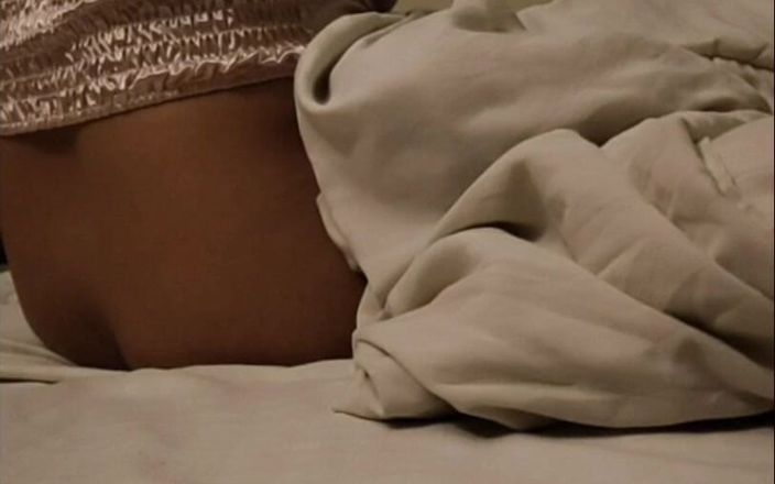 Trisha Hotness: Ea pune prezervativ pe Dă muie și călărește pe partea următoare