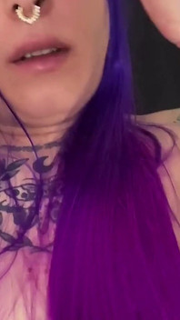 Trans dívka předvádí svého velkého čůráka a lahodně ho udělá