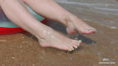 Mistress Legs: Seksowne gołe stopy na morzu