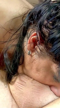 La vicina con un grosso cazzo scopa l'arrapata milf Sandra nel culo fino all'orgasmo